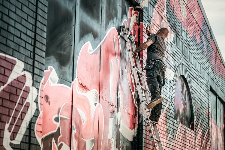 6 astuces pour effacer complètement les graffitis sur une façade 