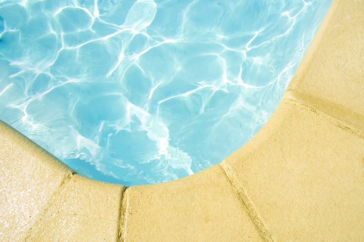 Guide pour nettoyer le carrelage d’une piscine
