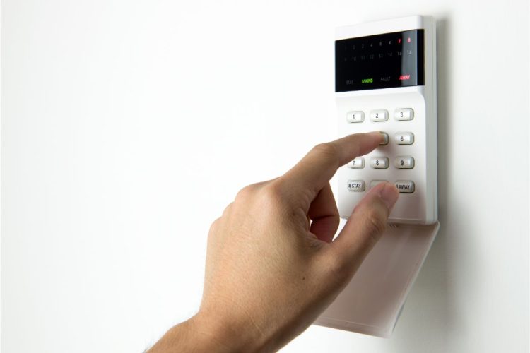 Alarmes sans fil vs filaires : quelle option est la mieux adaptée à votre domicile ?